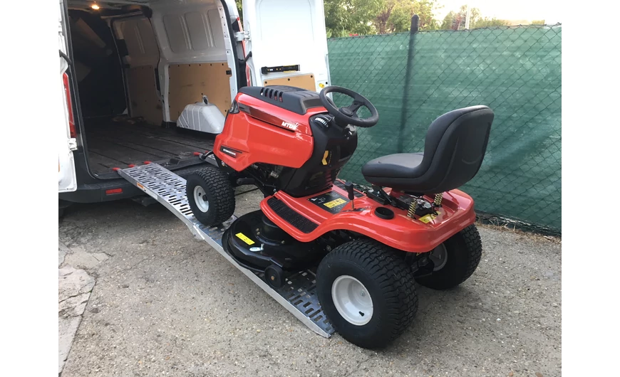 Miért nálunk vásároljon fűnyíró traktort?