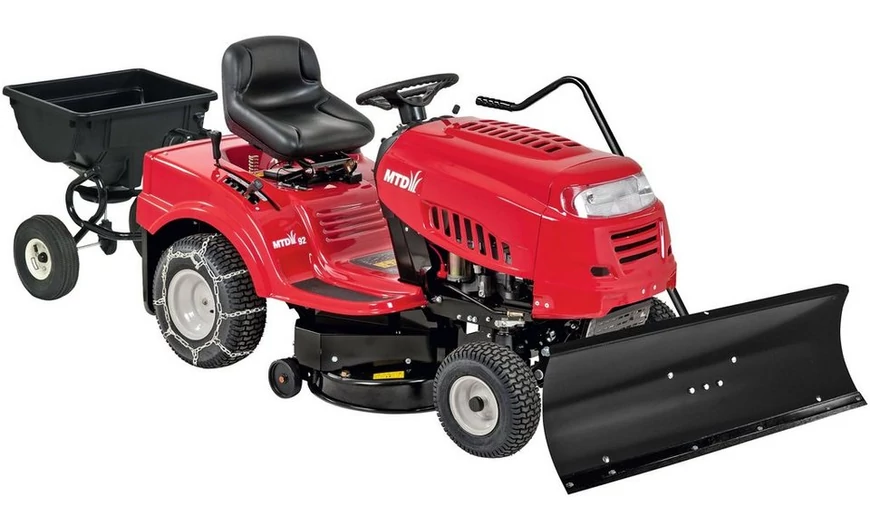 A Traktorok Téli Álma: Hogyan Készítsük Fel Fűnyíró Traktorunkat a Télre?